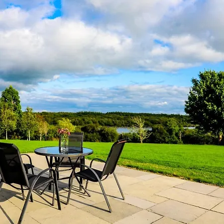 'aghinish Rocks' - Lakeshore Frontage Holiday home *