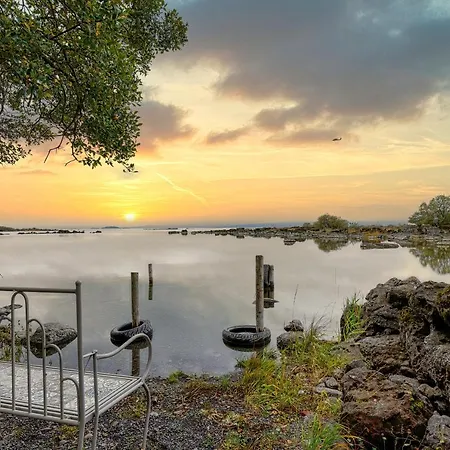 'aghinish Rocks' - Lakeshore Frontage Holiday home *